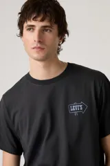 Remera Levi's de corte relajado, color negro, con cuello redondo, manga corta y pequeño estampado en el pecho con el logo de la marca enmarcado en un cartel señalizador.