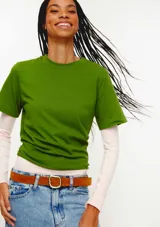 Remera de manga corta color verde, con cuello redondo y diseño clásico.