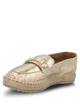 Alpargatas tipo mocasín color dorado metalizado, con detalle de herraje metálico en el empeine y suela de yute con base de goma.