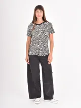 Remera de manga corta con cuello redondo, confeccionada con un estampado animal print de leopardo en tonos negros y beige.