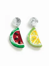 Par de aros colgantes con forma de rodajas de sandía y limón, decorados con lentejuelas de colores y apliques de cristal. Cierre con tuerca a presión.