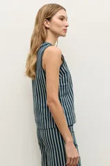 Top de jean sin mangas, de corte recto y escote redondo, con diseño a rayas verticales en azul marino y blanco.