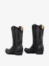 Bota texana de caña media, color marrón envejecido, con punta cuadrada y taco bajo. Presenta bordados decorativos en hilo turquesa en la caña y el empeine.