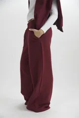 Pantalón de algodón color bordó, de corte ancho y tiro alto con cintura elástica y bolsillos laterales.