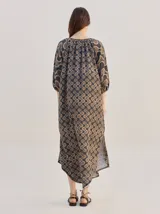 Vestido midi de diseño suelto con estampado geométrico en tonos marrones y beige, mangas 3/4 y cuello mao.