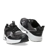 Championes de estilo running con diseño urbano, confeccionados en una combinación de malla y paneles de gamuza sintética en tonos beige y marrón. Presentan detalles en gris oscuro, cordones claros y una suela robusta de goma blanca con refuerzos en negro.