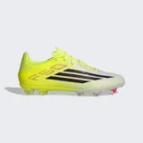 Championes de fútbol Adidas F50 League, diseñados para velocidad y precisión. Presentan una parte superior Fiberskin con textura 3D para un mejor control del balón, construcción Tunnel Tongue para un ajuste seguro y suela Sprintplate 360 con tacos planos y semicónicos para tracción en múltiples terrenos. Combinan un tono amarillo neón con detalles en blanco y las icónicas tres tiras de la marca en negro con bordes rojos.