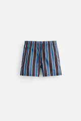 Short de baño confeccionado en tejido técnico con diseño de rayas verticales en tonos azul, marrón y beige. Cuenta con cintura elástica ajustable con cordón, bolsillos laterales y forro interior.
