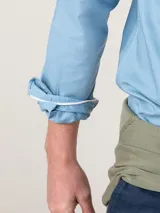 Camisa azul marino de hombre, marca El Ganso, confeccionada en algodón 100%, con cuello button-down, corte regular fit, manga larga terminada en puño simple y cierre con botones.