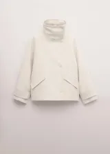 Parka de corte recto en mezcla de lana color blanco, con cuello embudo grande, mangas largas con trabillas, dos bolsillos de solapa laterales y cierre delantero con botones.