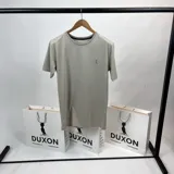 Remera de algodón color champagne, con cuello redondo.