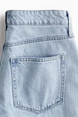 Bermuda de cinco bolsillos en denim de algodón rígido, de tiro alto con cierre y botón, en color celeste claro.