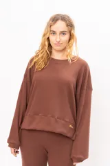 Sweater de morley felpa con cuello redondo a la base, mangas largas holgadas y corte recto.