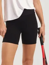 Bermuda deportiva de tiro alto en color negro, con ajuste ceñido al cuerpo y diseño minimalista.