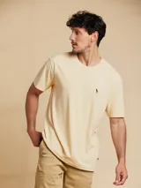 Remera color ladrillo de algodón con cuello redondo y logo bordado en blanco en el pecho.