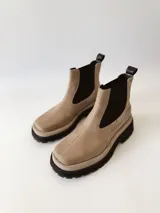 Botas Chelsea color visón de cuero con elástico lateral negro, suela track y tirador trasero.