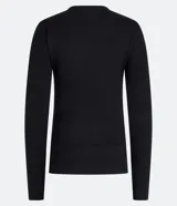 Suéter de punto color rosado, con cuello barco, mangas largas y puños con botones decorativos. El dobladillo también es acanalado.