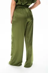Pantalón verde oliva de viscosa, corte recto y cintura elástica con cordón ajustable. Incluye bolsillos laterales.