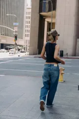 Top de punto color amarillo mostaza, con cuello redondo y manga sisa. Acabados en rib a tono.