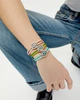 Pulsera de cuero verde doble con dije central en forma de ojo plateado con cristal verde.