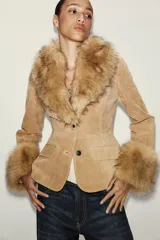 Blazer entallada de ante 100%, color tostado, con cuello de solapa amplio de pelo sintético a contraste, manga larga con puños de pelo a juego, bolsillos frontales con solapa y cierre de un solo botón.