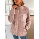 Campera de corderito color blanco, con cuello alto, cierre frontal completo y un bolsillo en el pecho con cierre.