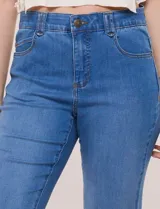 Pantalón jean tiro alto de corte recto y levemente entallado hacia los tobillos, con cinco bolsillos y dobladillo opcional en el ruedo.