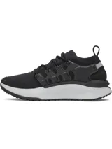 Championes Under Armour modelo Phantom X, de diseño deportivo y futurista. Presentan una parte superior de tejido transpirable en color negro, estructura de soporte en TPU en el mediopié con el logo de la marca y una entresuela de espuma blanca con amortiguación reactiva.