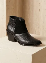 Bota corta de cuero vacuno en color marrón, con diseño de paneles combinados que incluyen textura de reptil en el talón, gamuza en el lateral y cuero liso en la puntera. Presenta un taco cuadrado de 6 cm y suela de caucho antideslizante.