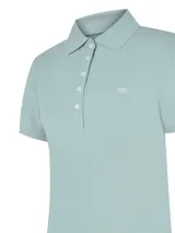 Remera tipo polo de manga corta confeccionada en piqué de algodón pima con elastano. Presenta cuello camisero, cierre frontal con botones y parche bordado con el logo de la marca en el pecho.