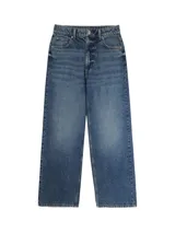 Jean de tiro alto color azul oscuro, corte loose con pernera ancha. Diseño clásico de cinco bolsillos con cierre de cremallera y botón metálico.