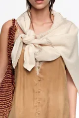 Vestido midi de corte recto color marrón, confeccionado en mezcla de lyocell y viscosa. Presenta cierre frontal con botones forrados, escote en V pronunciado con tirantes finos y detalles de encaje en el escote y los laterales.
