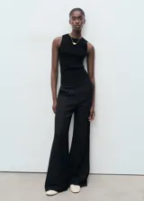 Top sin mangas de tejido de punto fino, con cuello redondo y diseño entallado.