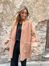Tapado de lana y viscosa color camel, de diseño desestructurado y estilo oversize. Presenta corte recto, mangas largas con puños vueltos y dos bolsillos frontales aplicados.