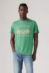 Remera verde de algodón con cuello redondo y estampado frontal con diseño de montañas, árboles y texto "Original Style & Design Since 1873 Levi Strauss & Co.".