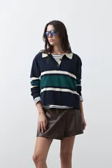 Short tipo skort de cuero sintético color marrón, con diseño envolvente y tiro medio.