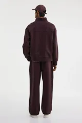 Buzo de tejido pesado de mezcla de algodón con interior cepillado suave, color marrón oscuro. Modelo con hombros caídos, cuello elevado con medio cierre metálico y puños y bajo en punto acanalado.