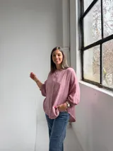 Camisa de lino color rosado, con cuello mao, mangas 3/4 y cierre frontal con botones nacarados.
