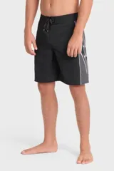 Boardshort de baño negro con paneles laterales grises y diseño estampado geométrico en forma de rombo con llamas. Cuenta con cintura fija y cordón ajustable.