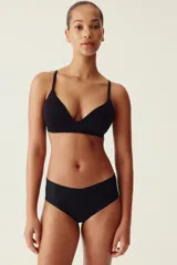 Bombacha tipo hipster de microfibra con cintura en V y corte láser, diseñada para un efecto invisible bajo la ropa. Presenta tiro bajo, cobertura media y refuerzo interior.