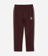Pantalón deportivo color bordó con rayas blancas laterales, cintura elástica con cordón ajustable, bolsillos laterales y logo pequeño en el muslo.