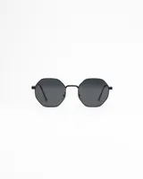 Anteojos de sol con montura metálica fina de color negro y cristales oscuros con forma octogonal.