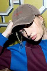 Gorro tipo cap color marrón con bordado frontal en rojo que dice "no inspiration today sorry".