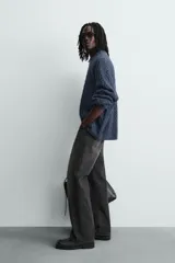 Jersey de punto con diseño de trenzas, cuello redondo y manga larga. Presenta un ajuste oversized y acabados en rib en puños y ruedo.