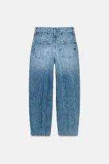 Jeans de tiro alto con corte tapered y largo al tobillo. Presenta cinco bolsillos, trabillas en la cintura, cierre frontal con cremallera y botón, y detalle de raya planchada en el delantero.
