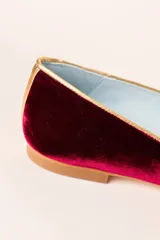 Ballerinas de terciopelo de seda granate con ribete dorado, plantilla interior de piel y cuña interna de 1,5 cm.