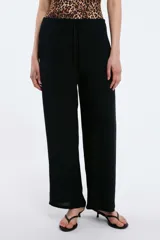 Pantalon negro de viscosa, de pierna recta, con cintura elastizada y lazo regulable.