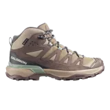 Calzado de trekking Salomon modelo X Ultra 360 Leather Mid Gore-Tex, de corte alto, color marrón y tostado con detalles en verde. Confeccionado con cuero resistente, malla y membrana impermeable Gore-Tex.