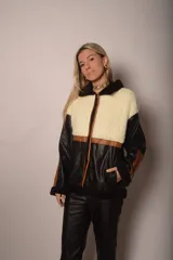 Campera negra con paneles de cuero sintético con textura de cocodrilo, corderito color crema en la parte superior y detalles en cuero marrón.