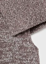 Chaleco de punto jaspeado en tonos marrones, con cuello envolvente y diseño sin mangas. Presenta una silueta recta y tejido de algodón de textura gruesa.